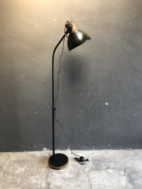 Industriële metalen vloerlamp staande lamp met details stoer zwart bruin | Verlichting lampen | 't