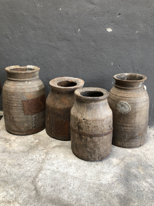 Mega Grote oude vergrijsd houten pot kruik vaas Nepal landelijk vintage industrieel | Decoratie | 't Jagershuis