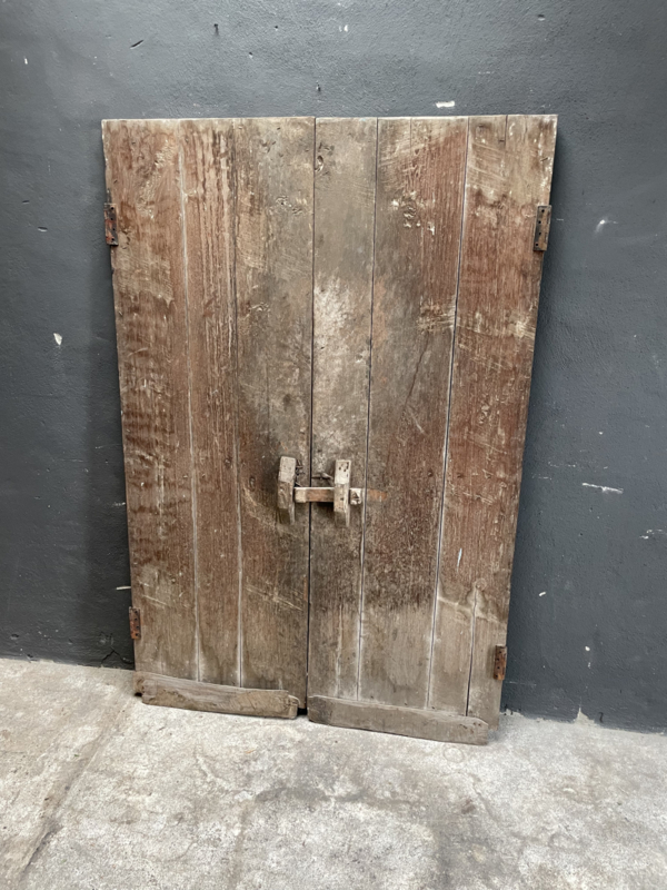 Set van 2 oude grote houten Deuren luiken Luik panelen deuren paneel wandpaneel vergrijsd landelijk stoer grijs