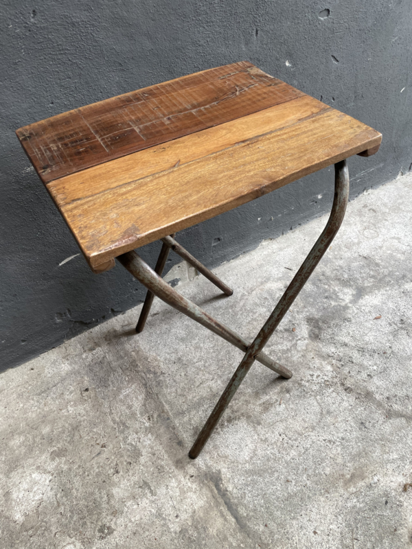 Vintage metalen bistro klaptafel tafeltje bijzettafeltje tafel landelijk industrieel met houten sloophouten blad opklapbaar | Meubels 't Jagershuis
