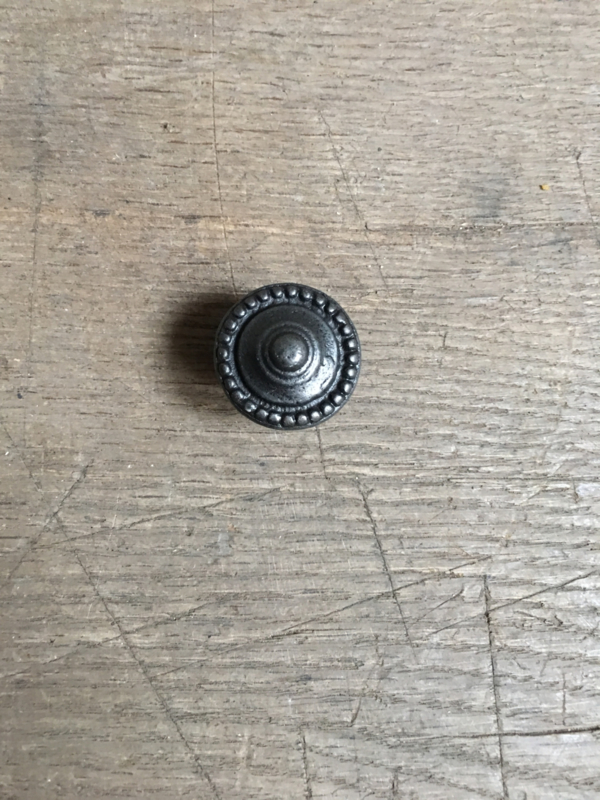 Gietijzeren deurknop classic klassiek grijs metaal greep greepje handvat handgreep handgreepjes gietijzer  landelijk deurknopje