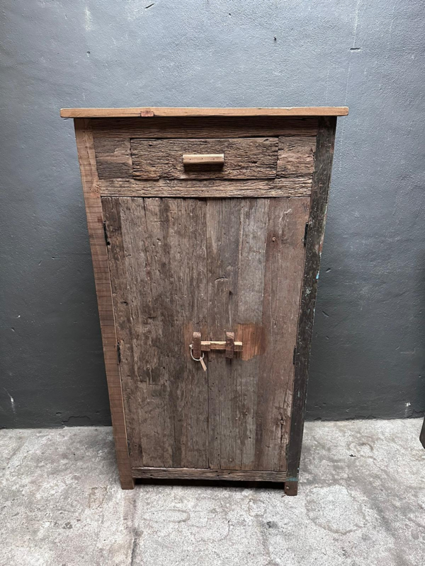 Stoer oud houten railway truckwood houten 2 deurs kast kastje 150 x 80 x 40 cm meidenkast old wood klosje landelijk stoer industrieel