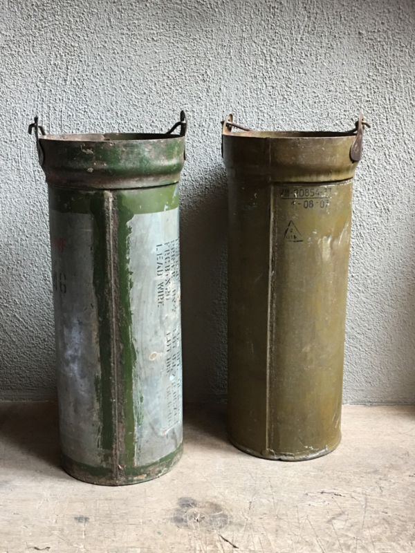 Oude metalen paraplubak army zink ijzer huls koker emmertje bak hoog smal landelijk vintage stoer | Decoratie | 't Jagershuis