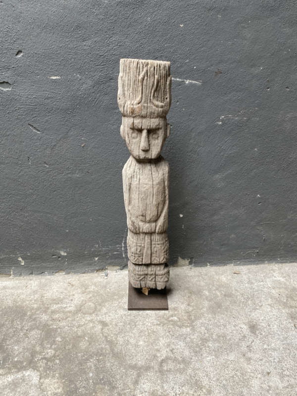Oud hoog vergrijsd houten beeld pop man op voet landelijk stoer sober 85 cm