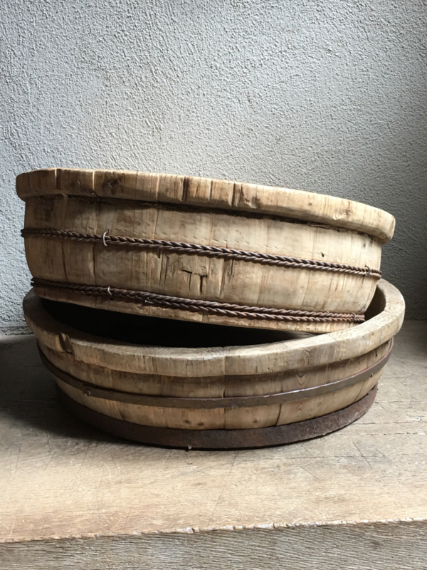 Alaska omroeper Vanaf daar Prachtige oude ronde olijfbak vergrijsd houten schaal bak met oud metalen  beslag kaasmal kaasbak landelijk olijfbak | Decoratie | 't Jagershuis