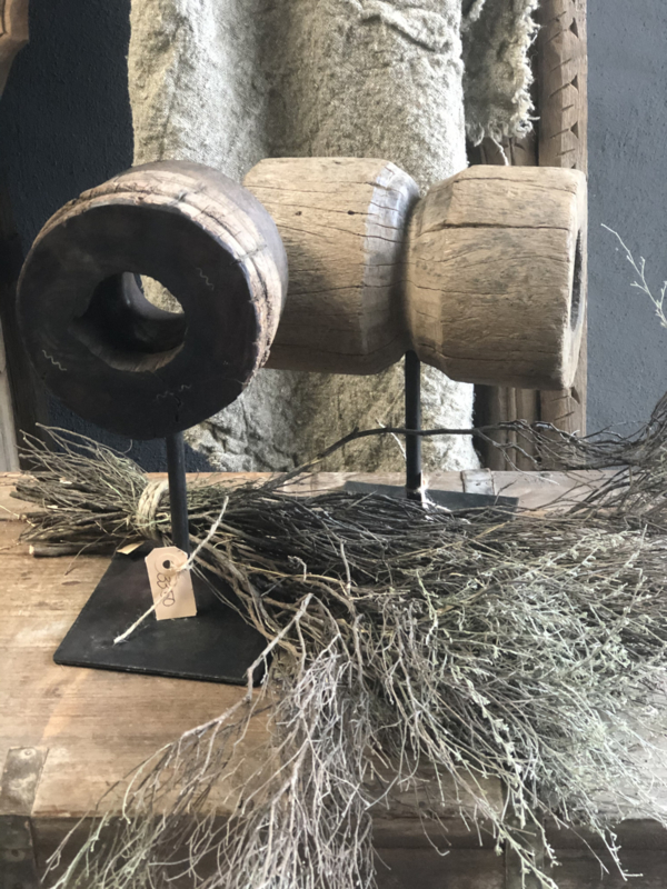 Oud doorleefd vergrijsd houten Wiel op standaard landelijk stoer industrieel