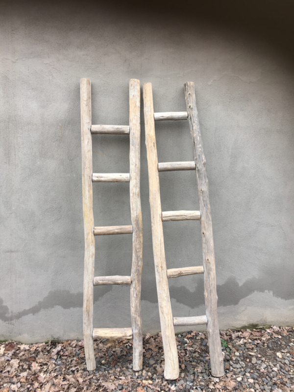 Stoer landelijk oud vergrijsd houten ladder lekker robuust decoratie