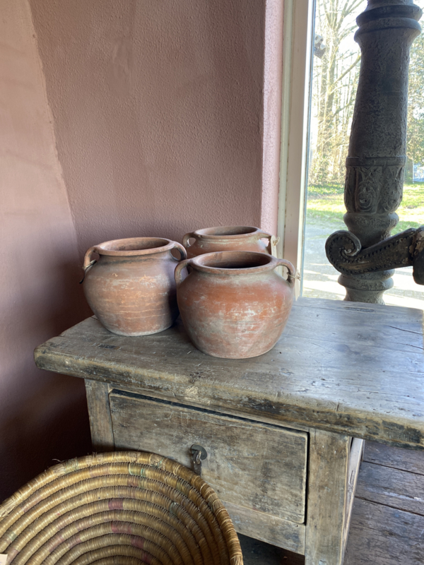 Oude terracotta stenen pot vaas kruik met oortjes landelijk oosters kelim vintage