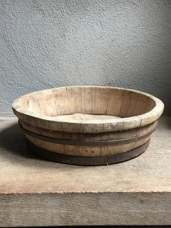 oude ronde olijfbak vergrijsd houten schaal bak met oud metalen beslag kaasmal kaasbak landelijk olijfbak | Decoratie | 't Jagershuis