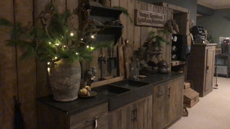 Lijkt op Jurassic Park Gangster Stoer vergrijsd houten keukenblok keuken keukentje (buiten)keuken oud  Elmwood 260 cm met hardstenen blad en dubbele wasbak landelijk stoer grijs  | Meubels | 't Jagershuis