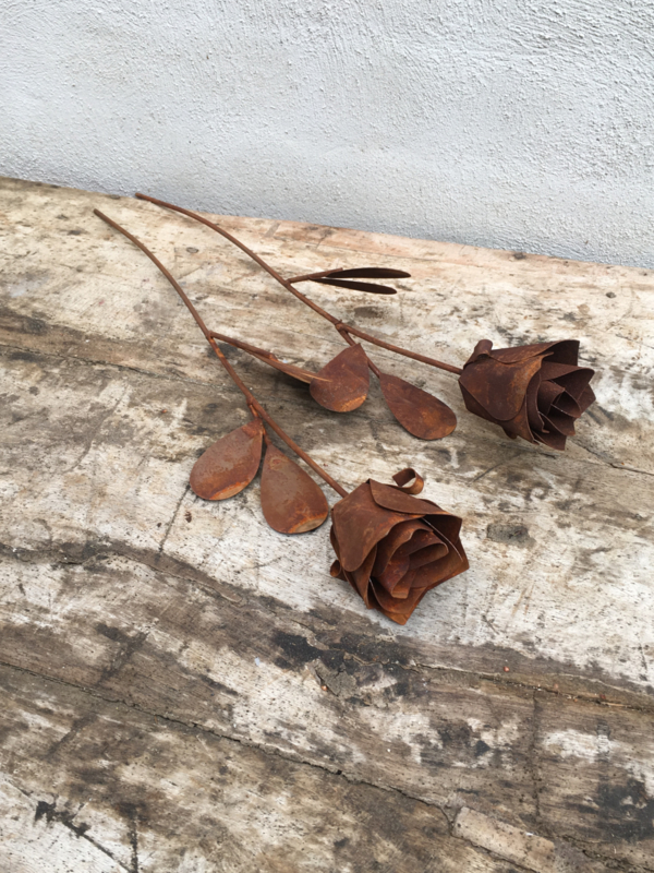 Metalen ijzeren roos roosje bloem op pin landelijk roest steker stoer roest bloemboeket tuindecoratie