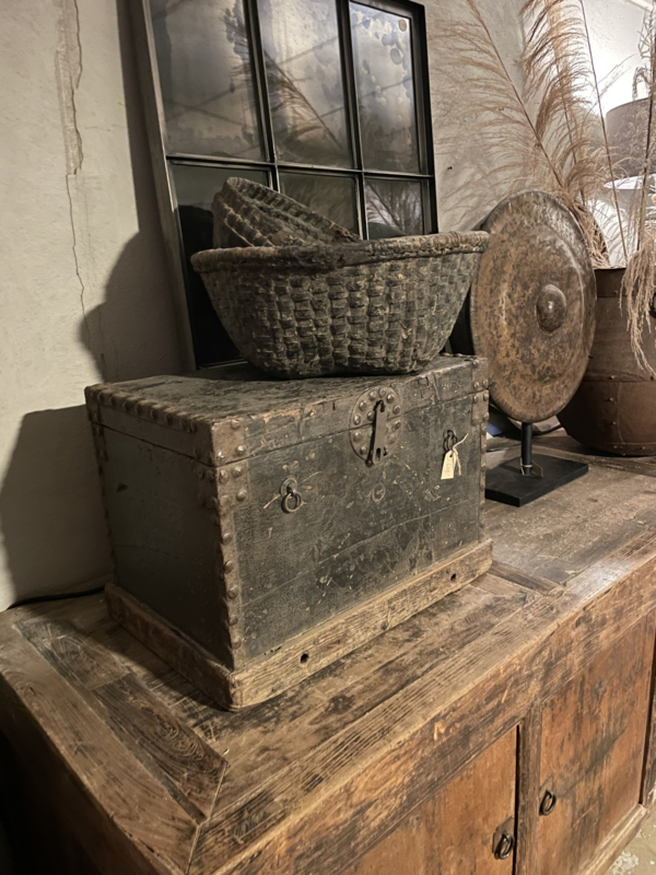 Prachtige unieke oude vergrijsde grijze zwarte houten kist dekenkist salontafel bijzettafel landelijk stoer industrieel vintage