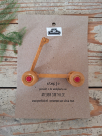 houten step met rode wieltjes