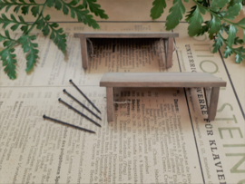 2 houten wandplanken van verweerd hout