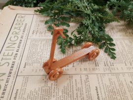 houten step met rode wieltjes