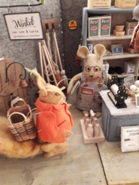 wooden crate with 6 milk bottles