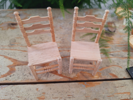 2 houten stoelen
