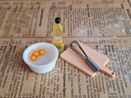 broodplank, schaal & eieren, garde en flesje olie