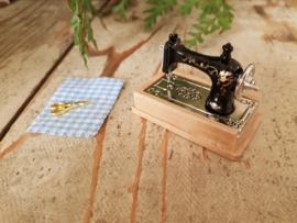 naaimachine met  schuiflade -licht hout-