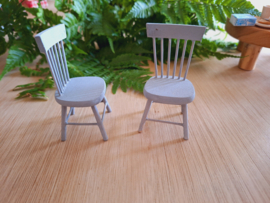2 stoelen blauwgrijs (4 x 3,5 cm)