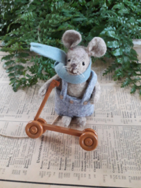 houten step met rode wieltjes