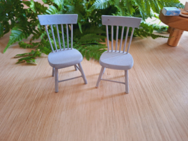 2 stoelen blauwgrijs (4 x 3,5 cm)