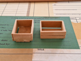 klein kratje/bakje van hout 2,6 x 3,3 cm x 1,4 cm