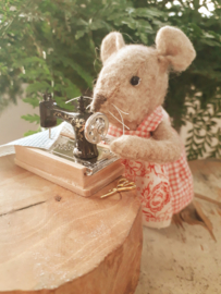 naaimachine met  schuiflade -licht hout-