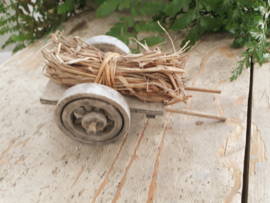 handkar moestuin met strobundel