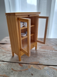 houten kast (gelakt) met 1 lade en 2 deuren