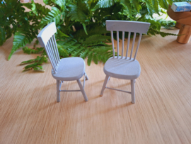 2 stoelen blauwgrijs (4 x 3,5 cm)