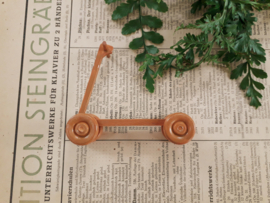 houten step met rode wieltjes