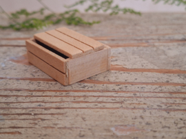 klein kratje/bakje van hout 2,6 x 3,3 cm x 1,4 cm