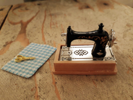 naaimachine met  schuiflade -licht hout-