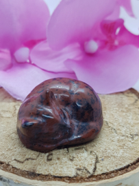 Mahonie obsidiaan poesje liggend nr. 2