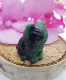 Poesje Robijn in Zoisiet zittend