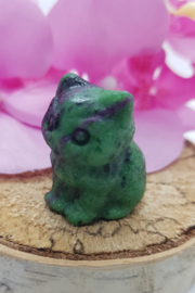 Poesje Robijn in Zoisiet zittend