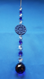 Raamhanger met donker blauwe dromenvanger