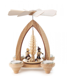 Kerstpiramide met schaatsers 23cm