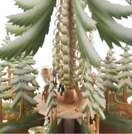 Piramide dennenboom met reeën 32cm