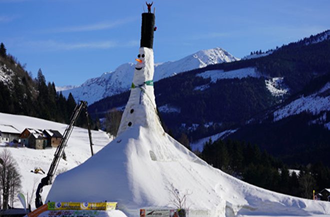Der größte Schneemann der Welt steht seit dem Wochenende in der österreichischen Urlaubsregion Schladming-Dachstein. Erwin Petz Schladming-Dachstein Tourismusmarketing GmbH
