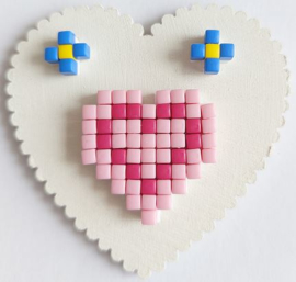 Zelfgemaakte houten hart met Pixelhobby hartje magneet 5,1 x 5,1 cm