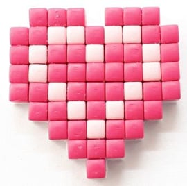 Zelfgemaakte Pixelhobby hartje roze 2,3 x 2,3 cm