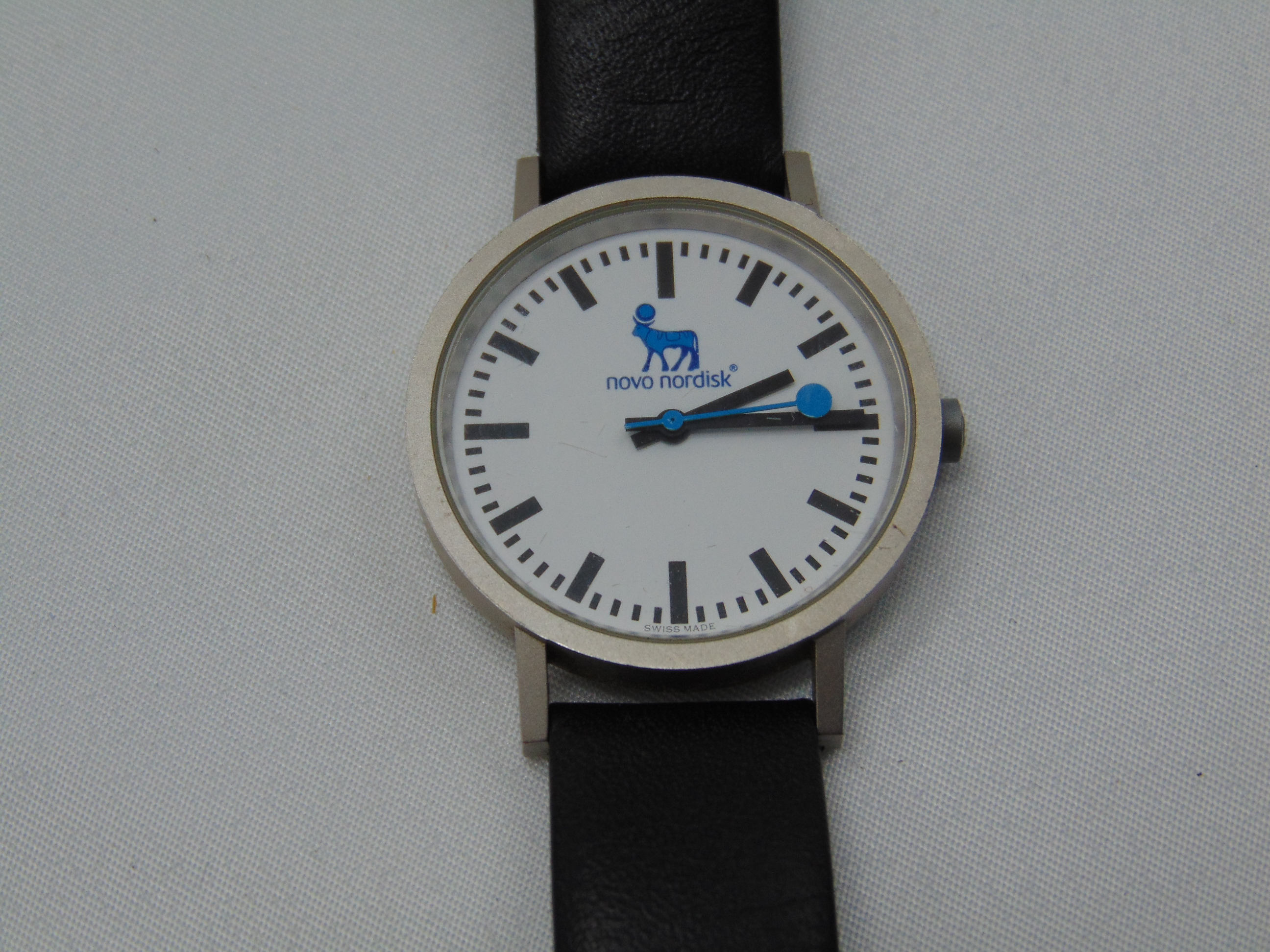 Reclamehorloges met metalen kast