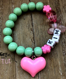 Armbandje naam mint pink met hart