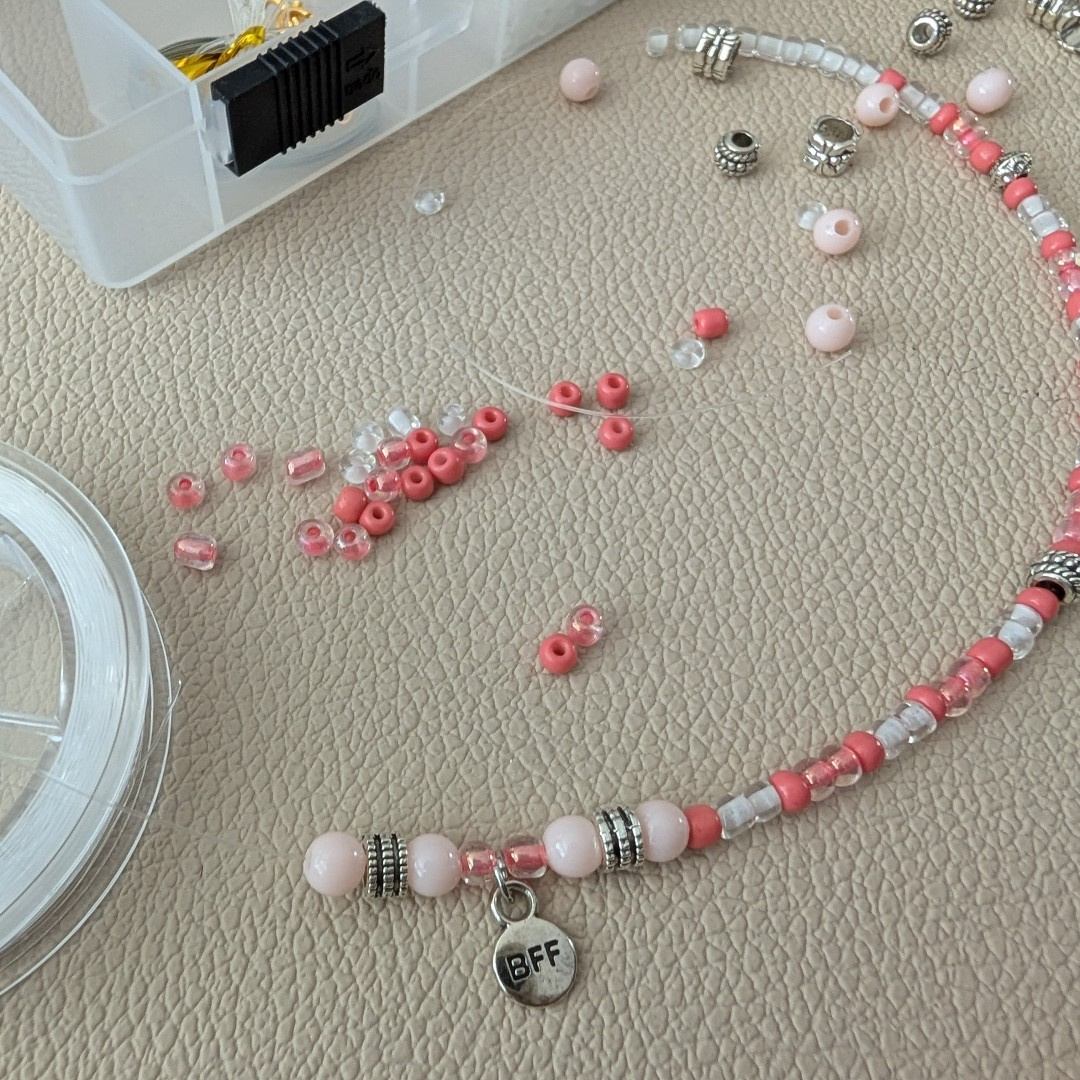 Elastiek voor armbandjes en kettingen: Hoe rijg ik kralen op elastiek?