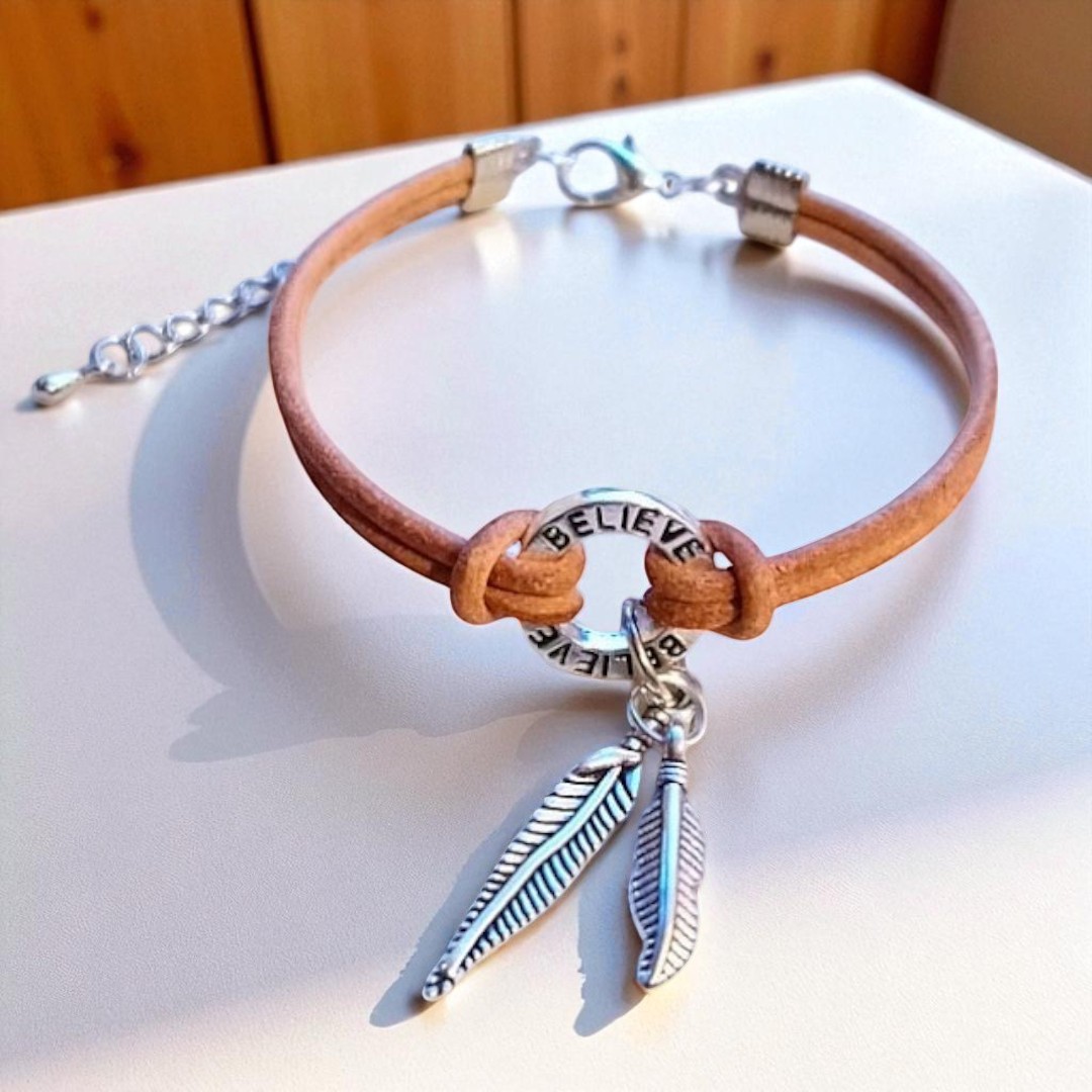 Leren armband met veertjes