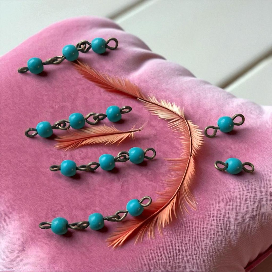 Turquoise edelstenen geregen op kettelstiften