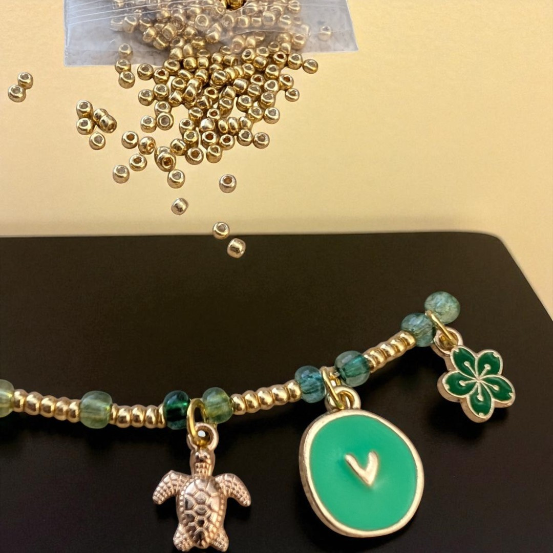 Gekleurde bedeltjes voor sieraden