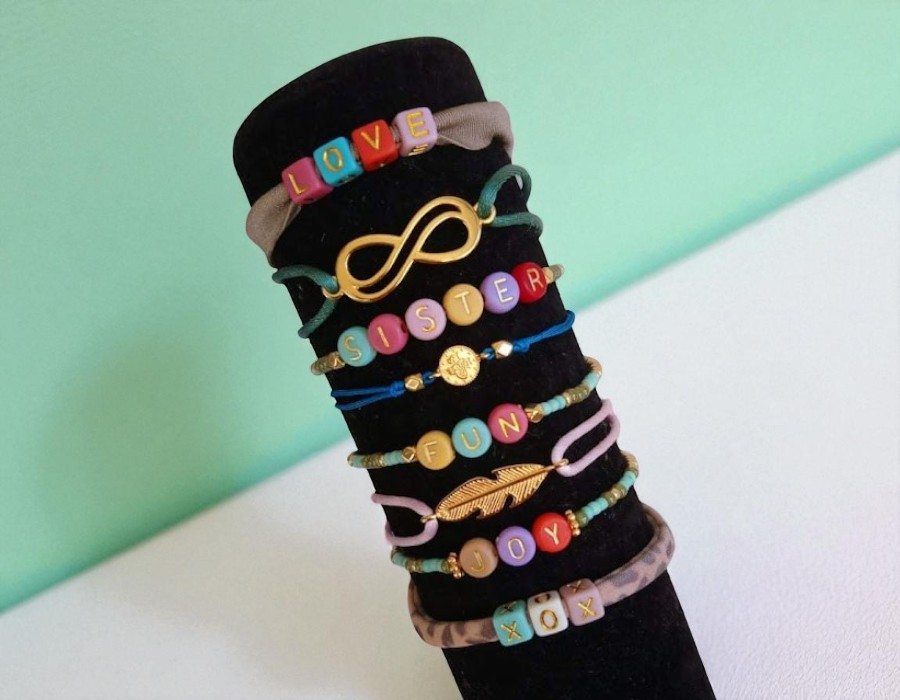 Armbandje maken met letterkralen – leuk, snel en helemaal zelfgemaakt